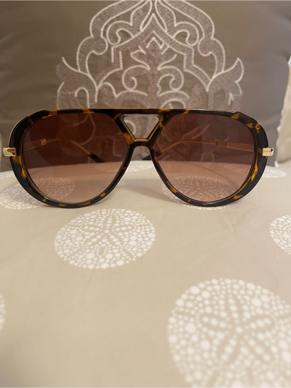 Aviator-Style Tortoiseshell Sunglasses with Brown Gradient Lenses